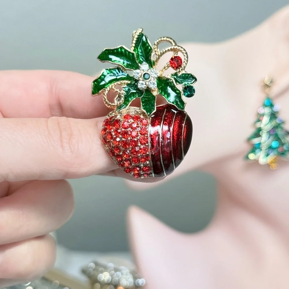 ⚜️❤️‍🔥 Elegant Red and Green Brooch